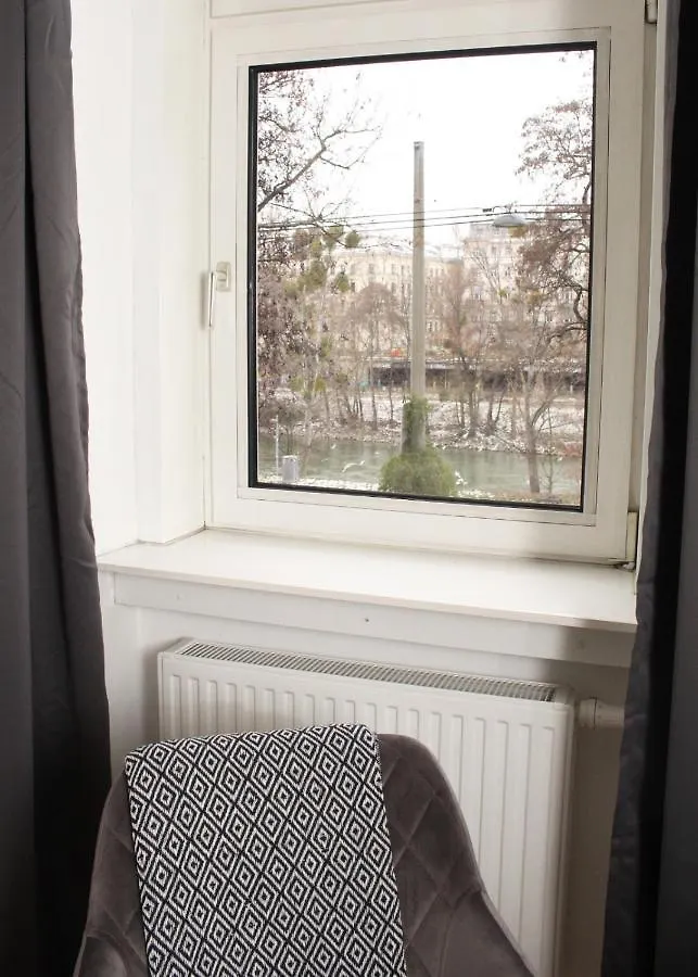Apartment Orestaliving - On The Danube Canal Friedensbruecke Vienna