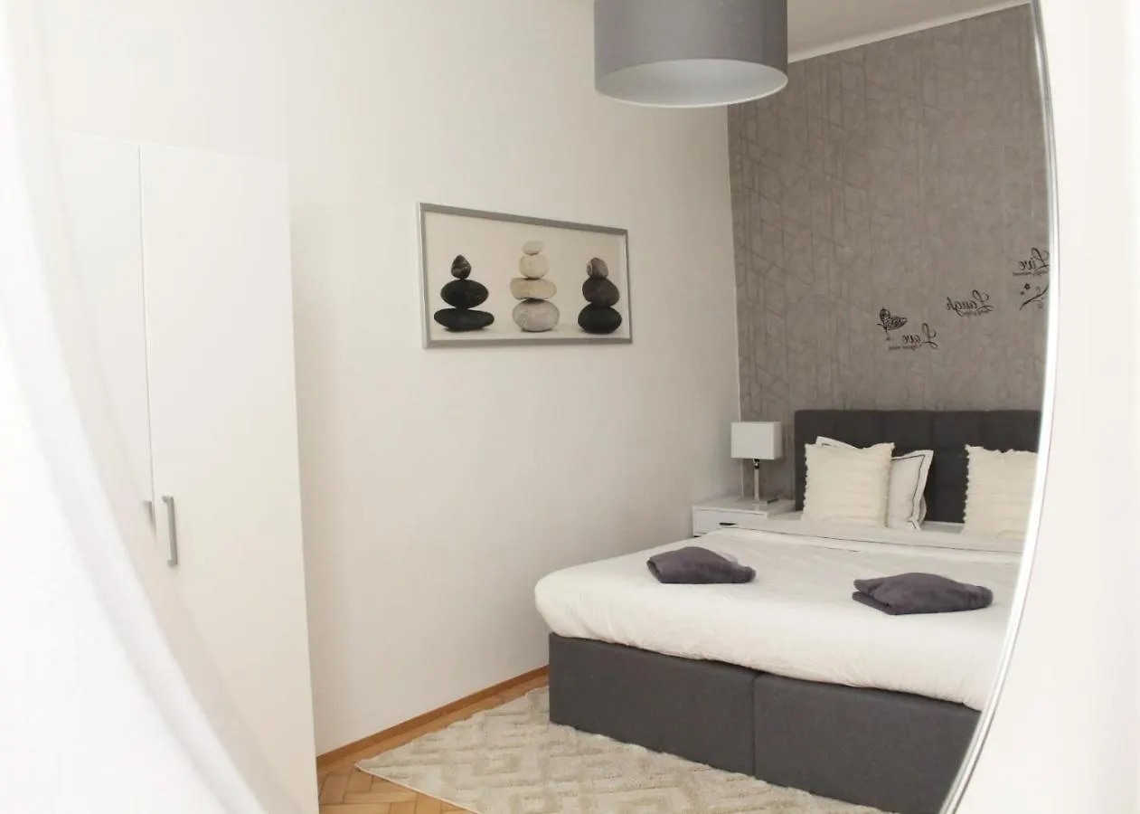 Orestaliving - On The Danube Canal Friedensbruecke Vienna Apartment