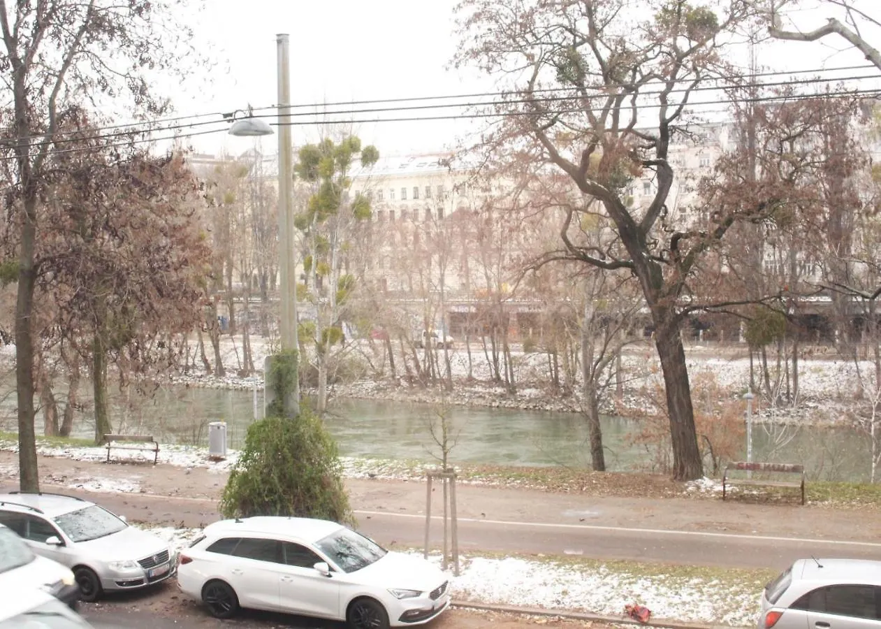 Apartment Orestaliving - On The Danube Canal Friedensbruecke Vienna